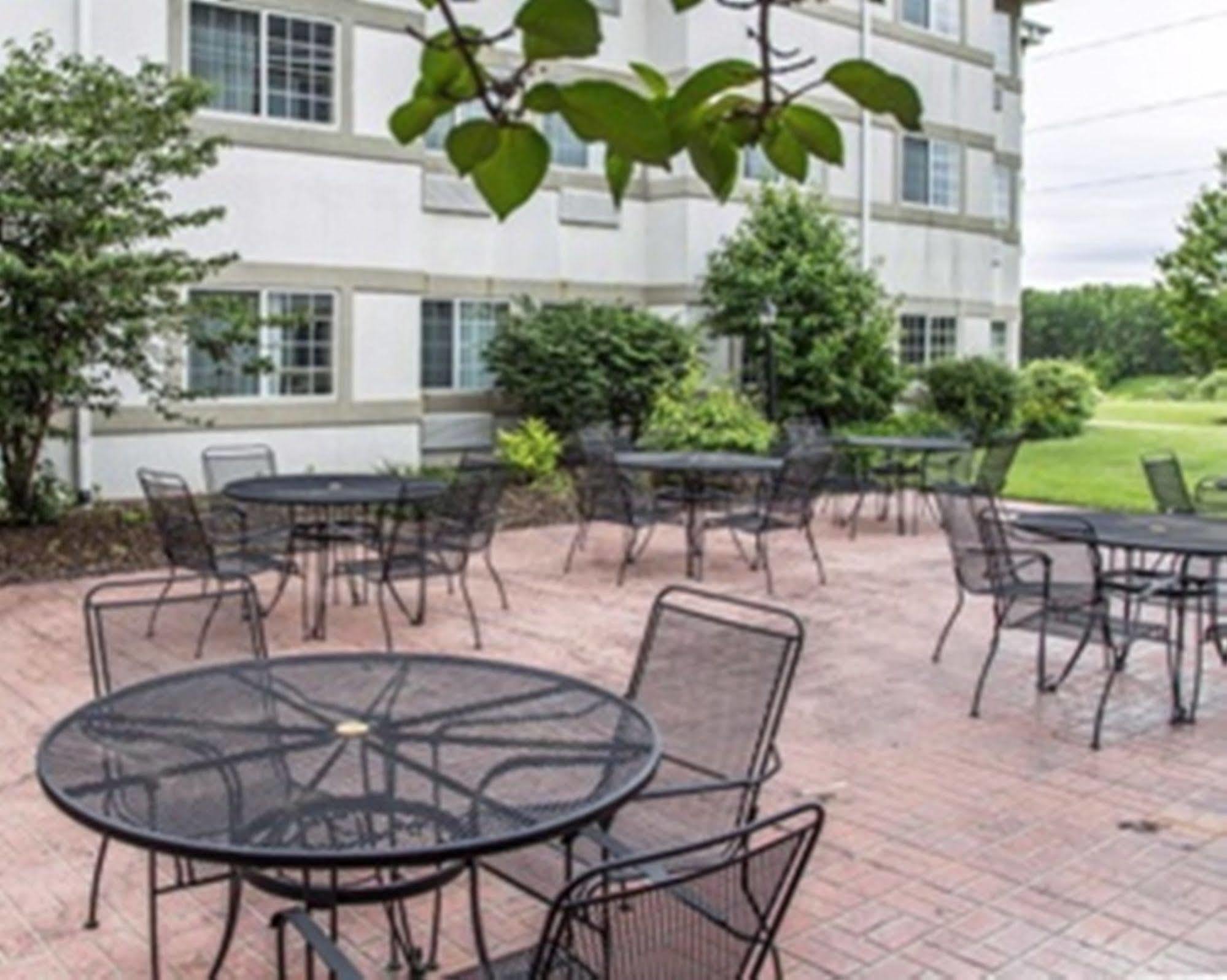 Mainstay Suites Dubuque At Hwy 20 Exterior photo